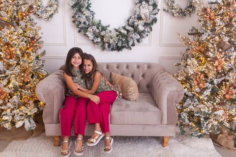 ensaio de natal bebê touca de papai noel brasilia df registrado pela fotógrafa letícia franco casa do papai noel sala arvore guirlanda roupa de papai noel'