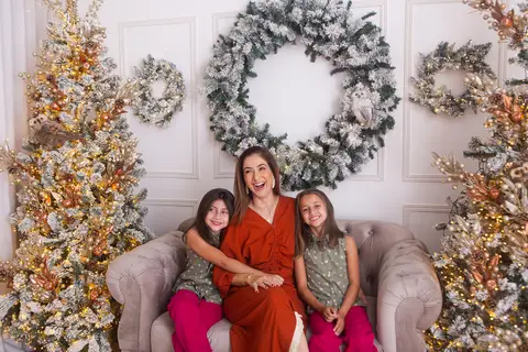 ensaio de natal bebê touca de papai noel brasilia df registrado pela fotógrafa letícia franco casa do papai noel sala arvore guirlanda roupa de papai noel'