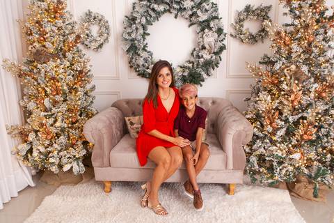 ensaio de natal bebê touca de papai noel 2019 brasilia df registrado pela fotógrafa letícia franco casa do papai noel sala arvore guirlanda roupa de papai noel
'