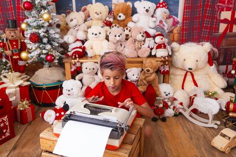 ensaio de natal bebê touca de papai noel 2019 brasilia df registrado pela fotógrafa letícia franco casa do papai noel sala arvore guirlanda roupa de papai noel
'