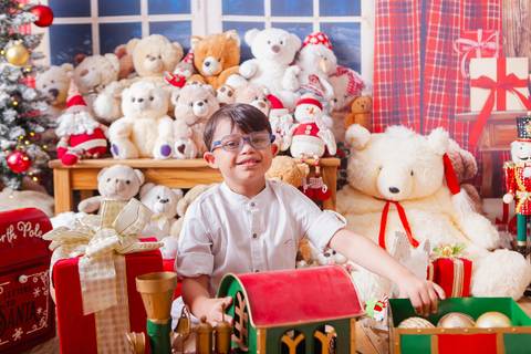 ensaio de natal bebê touca de papai noel 2019 brasilia df registrado pela fotógrafa letícia franco casa do papai noel sala arvore guirlanda roupa de papai noel
'