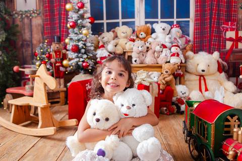 ensaio de natal bebê touca de papai noel 2019 brasilia df registrado pela fotógrafa letícia franco casa do papai noel sala arvore guirlanda roupa de papai noel
'