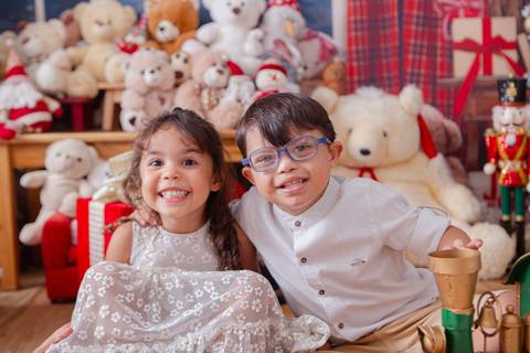 ensaio de natal bebê touca de papai noel 2019 brasilia df registrado pela fotógrafa letícia franco casa do papai noel sala arvore guirlanda roupa de papai noel
'