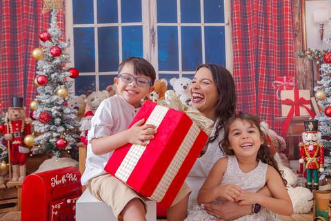 ensaio de natal bebê touca de papai noel 2019 brasilia df registrado pela fotógrafa letícia franco casa do papai noel sala arvore guirlanda roupa de papai noel
'