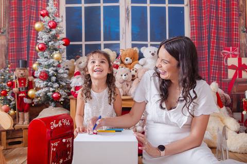 ensaio de natal bebê touca de papai noel 2019 brasilia df registrado pela fotógrafa letícia franco casa do papai noel sala arvore guirlanda roupa de papai noel
'