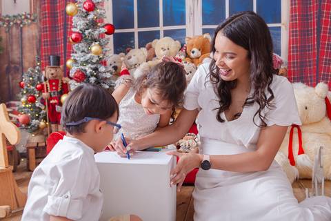 ensaio de natal bebê touca de papai noel 2019 brasilia df registrado pela fotógrafa letícia franco casa do papai noel sala arvore guirlanda roupa de papai noel
'