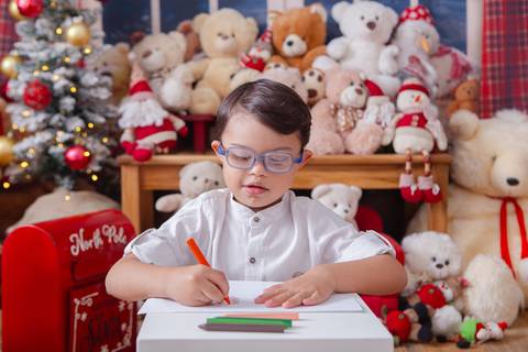 ensaio de natal bebê touca de papai noel 2019 brasilia df registrado pela fotógrafa letícia franco casa do papai noel sala arvore guirlanda roupa de papai noel
'