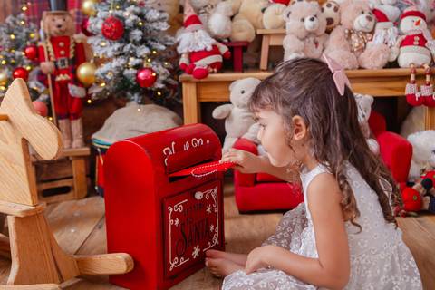 ensaio de natal bebê touca de papai noel 2019 brasilia df registrado pela fotógrafa letícia franco casa do papai noel sala arvore guirlanda roupa de papai noel
'