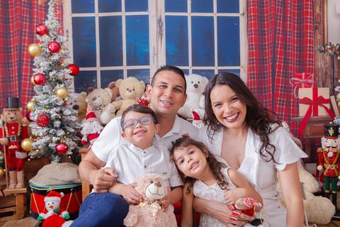 ensaio de natal bebê touca de papai noel 2019 brasilia df registrado pela fotógrafa letícia franco casa do papai noel sala arvore guirlanda roupa de papai noel
'