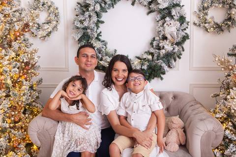 ensaio de natal bebê touca de papai noel 2019 brasilia df registrado pela fotógrafa letícia franco casa do papai noel sala arvore guirlanda roupa de papai noel
'