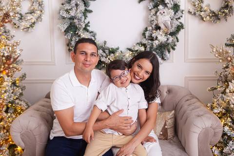 ensaio de natal bebê touca de papai noel 2019 brasilia df registrado pela fotógrafa letícia franco casa do papai noel sala arvore guirlanda roupa de papai noel
'