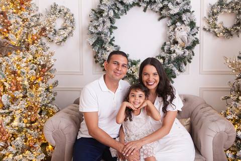 ensaio de natal bebê touca de papai noel 2019 brasilia df registrado pela fotógrafa letícia franco casa do papai noel sala arvore guirlanda roupa de papai noel
'