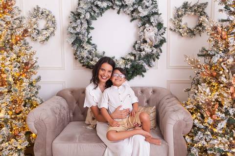 ensaio de natal bebê touca de papai noel 2019 brasilia df registrado pela fotógrafa letícia franco casa do papai noel sala arvore guirlanda roupa de papai noel
'