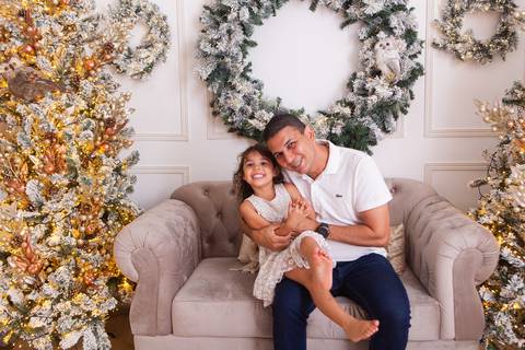 ensaio de natal bebê touca de papai noel 2019 brasilia df registrado pela fotógrafa letícia franco casa do papai noel sala arvore guirlanda roupa de papai noel
'