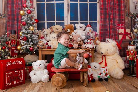 ensaio de natal bebê touca de papai noel brasilia df registrado pela fotógrafa letícia franco casa do papai noel sala arvore guirlanda roupa de papai noel'