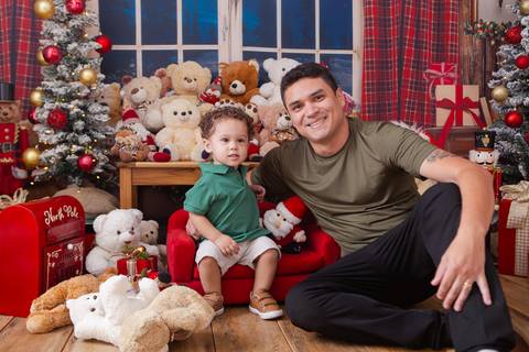ensaio de natal bebê touca de papai noel brasilia df registrado pela fotógrafa letícia franco casa do papai noel sala arvore guirlanda roupa de papai noel'