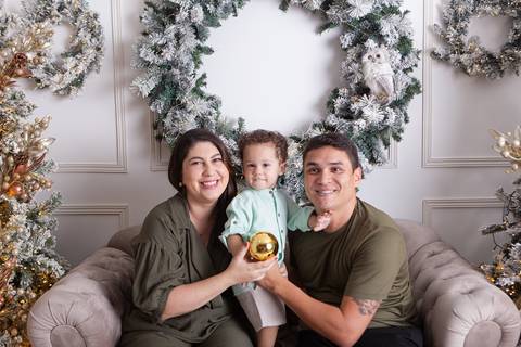 ensaio de natal bebê touca de papai noel brasilia df registrado pela fotógrafa letícia franco casa do papai noel sala arvore guirlanda roupa de papai noel'