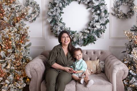 ensaio de natal bebê touca de papai noel brasilia df registrado pela fotógrafa letícia franco casa do papai noel sala arvore guirlanda roupa de papai noel'