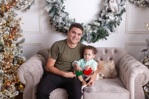 ensaio de natal bebê touca de papai noel brasilia df registrado pela fotógrafa letícia franco casa do papai noel sala arvore guirlanda roupa de papai noel'
