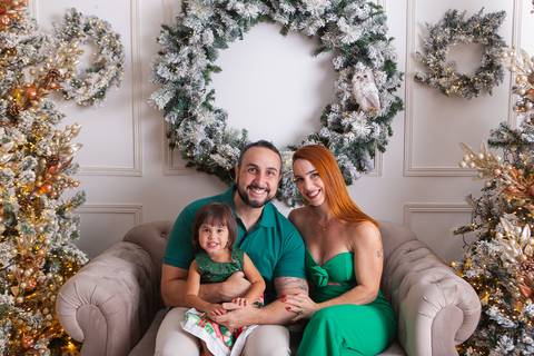 ensaio de natal bebê touca de papai noel brasilia df registrado pela fotógrafa letícia franco casa do papai noel sala arvore guirlanda roupa de papai noel'