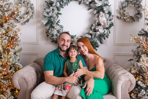 ensaio de natal bebê touca de papai noel brasilia df registrado pela fotógrafa letícia franco casa do papai noel sala arvore guirlanda roupa de papai noel'