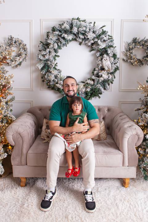 ensaio de natal bebê touca de papai noel brasilia df registrado pela fotógrafa letícia franco casa do papai noel sala arvore guirlanda roupa de papai noel'