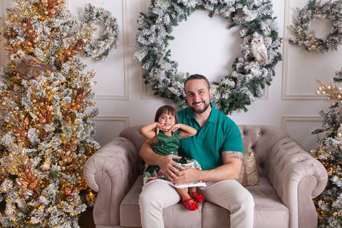ensaio de natal bebê touca de papai noel brasilia df registrado pela fotógrafa letícia franco casa do papai noel sala arvore guirlanda roupa de papai noel'