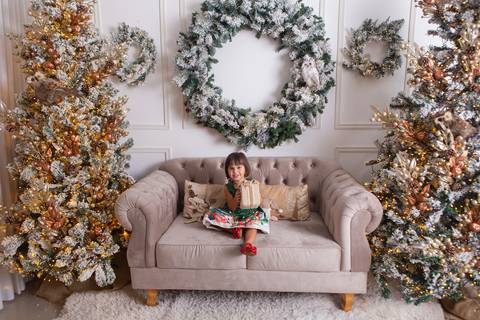 ensaio de natal bebê touca de papai noel brasilia df registrado pela fotógrafa letícia franco casa do papai noel sala arvore guirlanda roupa de papai noel'