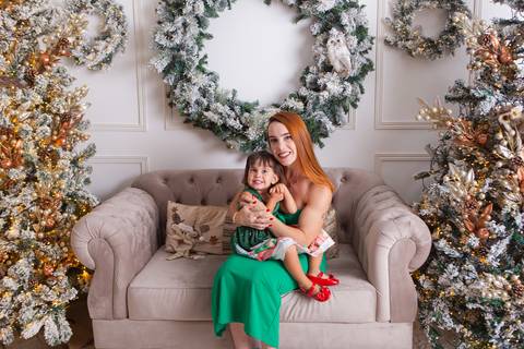 ensaio de natal bebê touca de papai noel brasilia df registrado pela fotógrafa letícia franco casa do papai noel sala arvore guirlanda roupa de papai noel'