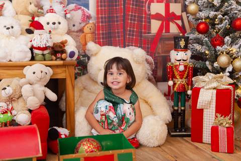 ensaio de natal bebê touca de papai noel brasilia df registrado pela fotógrafa letícia franco casa do papai noel sala arvore guirlanda roupa de papai noel'