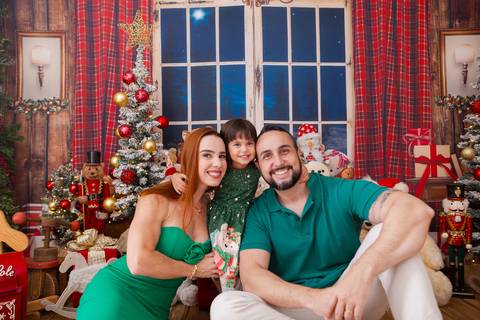 ensaio de natal bebê touca de papai noel brasilia df registrado pela fotógrafa letícia franco casa do papai noel sala arvore guirlanda roupa de papai noel'