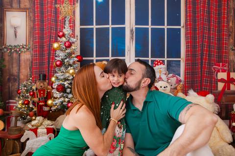 ensaio de natal bebê touca de papai noel brasilia df registrado pela fotógrafa letícia franco casa do papai noel sala arvore guirlanda roupa de papai noel'