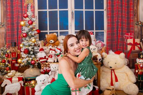 ensaio de natal bebê touca de papai noel brasilia df registrado pela fotógrafa letícia franco casa do papai noel sala arvore guirlanda roupa de papai noel'