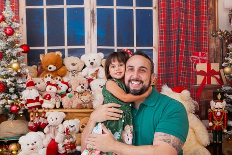 ensaio de natal bebê touca de papai noel brasilia df registrado pela fotógrafa letícia franco casa do papai noel sala arvore guirlanda roupa de papai noel'