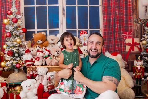 ensaio de natal bebê touca de papai noel brasilia df registrado pela fotógrafa letícia franco casa do papai noel sala arvore guirlanda roupa de papai noel'