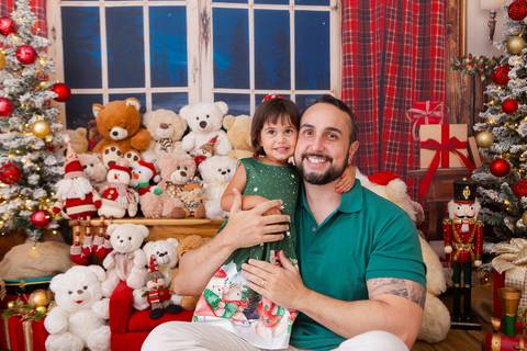 ensaio de natal bebê touca de papai noel brasilia df registrado pela fotógrafa letícia franco casa do papai noel sala arvore guirlanda roupa de papai noel'