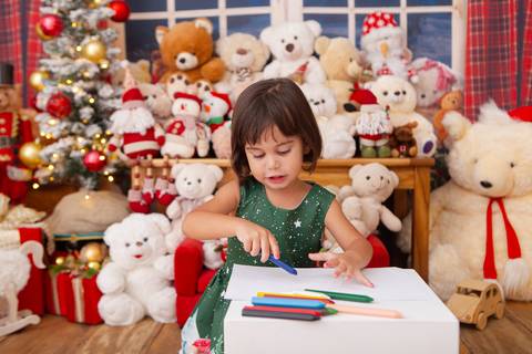 ensaio de natal bebê touca de papai noel brasilia df registrado pela fotógrafa letícia franco casa do papai noel sala arvore guirlanda roupa de papai noel'