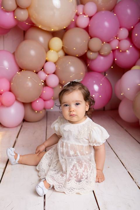 baby bebe brasília brasilia df distrito federal book fotografo fotógrafa fotografa acompanhamento fotografia 12 meses trimestral 1 ano melhor leticia franco letícia smash the cake ensaio com bolo esmagando menina balões marrom customizado amarelo splash'