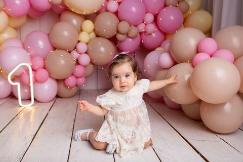 baby bebe brasília brasilia df distrito federal book fotografo fotógrafa fotografa acompanhamento fotografia 12 meses trimestral 1 ano melhor leticia franco letícia smash the cake ensaio com bolo esmagando menina balões marrom customizado amarelo splash'