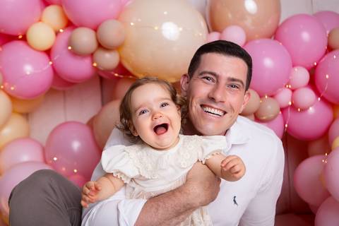 baby bebe brasília brasilia df distrito federal book fotografo fotógrafa fotografa acompanhamento fotografia 12 meses trimestral 1 ano melhor leticia franco letícia smash the cake ensaio com bolo esmagando menina balões marrom customizado amarelo splash'