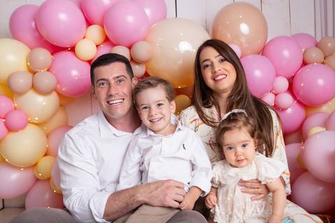 baby bebe brasília brasilia df distrito federal book fotografo fotógrafa fotografa acompanhamento fotografia 12 meses trimestral 1 ano melhor leticia franco letícia smash the cake ensaio com bolo esmagando menina balões marrom customizado amarelo splash'