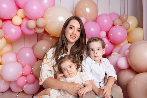 baby bebe brasília brasilia df distrito federal book fotografo fotógrafa fotografa acompanhamento fotografia 12 meses trimestral 1 ano melhor leticia franco letícia smash the cake ensaio com bolo esmagando menina balões marrom customizado amarelo splash'