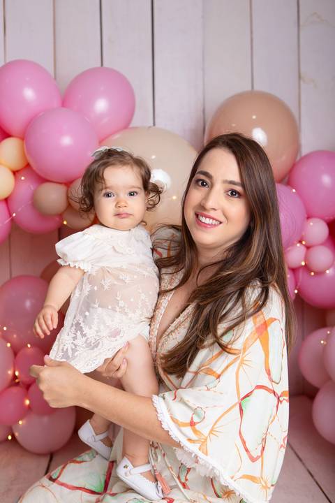 baby bebe brasília brasilia df distrito federal book fotografo fotógrafa fotografa acompanhamento fotografia 12 meses trimestral 1 ano melhor leticia franco letícia smash the cake ensaio com bolo esmagando menina balões marrom customizado amarelo splash'
