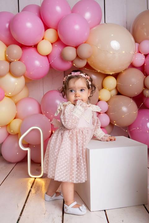 baby bebe brasília brasilia df distrito federal book fotografo fotógrafa fotografa acompanhamento fotografia 12 meses trimestral 1 ano melhor leticia franco letícia smash the cake ensaio com bolo esmagando menina balões marrom customizado amarelo splash'