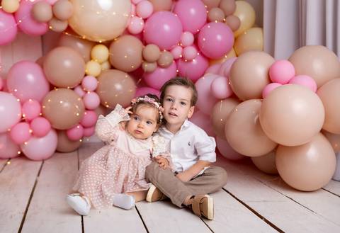 baby bebe brasília brasilia df distrito federal book fotografo fotógrafa fotografa acompanhamento fotografia 12 meses trimestral 1 ano melhor leticia franco letícia smash the cake ensaio com bolo esmagando menina balões marrom customizado amarelo splash'