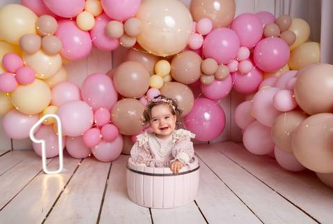 baby bebe brasília brasilia df distrito federal book fotografo fotógrafa fotografa acompanhamento fotografia 12 meses trimestral 1 ano melhor leticia franco letícia smash the cake ensaio com bolo esmagando menina balões marrom customizado amarelo splash'