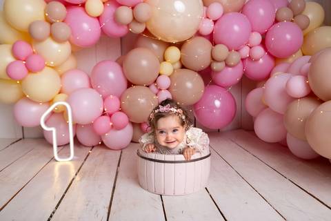 baby bebe brasília brasilia df distrito federal book fotografo fotógrafa fotografa acompanhamento fotografia 12 meses trimestral 1 ano melhor leticia franco letícia smash the cake ensaio com bolo esmagando menina balões marrom customizado amarelo splash'