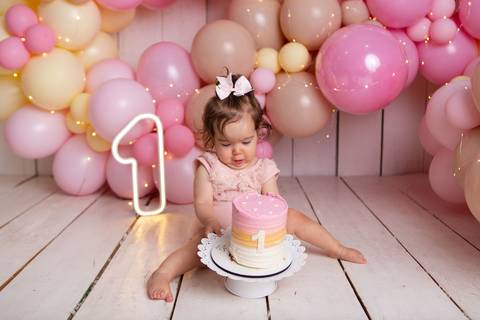 baby bebe brasília brasilia df distrito federal book fotografo fotógrafa fotografa acompanhamento fotografia 12 meses trimestral 1 ano melhor leticia franco letícia smash the cake ensaio com bolo esmagando menina balões marrom customizado amarelo splash'