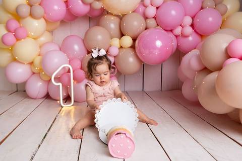 baby bebe brasília brasilia df distrito federal book fotografo fotógrafa fotografa acompanhamento fotografia 12 meses trimestral 1 ano melhor leticia franco letícia smash the cake ensaio com bolo esmagando menina balões marrom customizado amarelo splash'