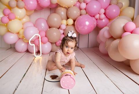 baby bebe brasília brasilia df distrito federal book fotografo fotógrafa fotografa acompanhamento fotografia 12 meses trimestral 1 ano melhor leticia franco letícia smash the cake ensaio com bolo esmagando menina balões marrom customizado amarelo splash'